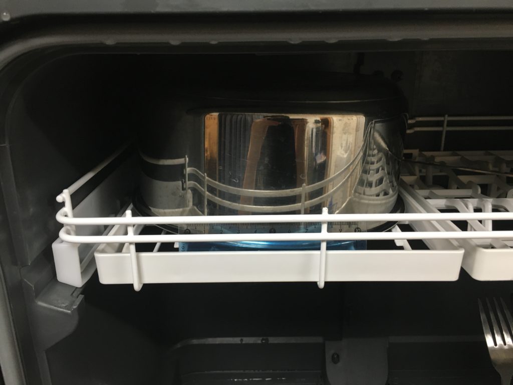 鍋が食洗機の上の段に入っている画像